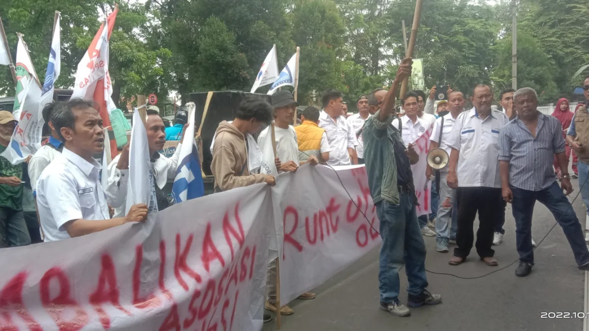 Ratusan Kontraktor Geruduk Kantor PUPR Karawang