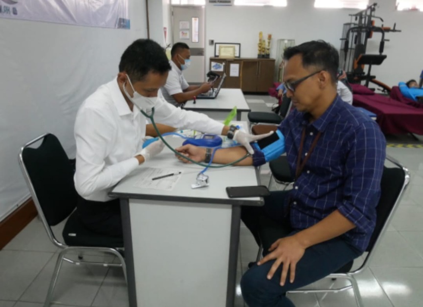 DONOR DARAH. Donor darah menjadi rangkaian kegiatan yang digelar PLN UP3 Purwakarta dalam menyambut Hari Listrik Nasional. ADAM SUMARTO/PASUNDAN EKSPRES