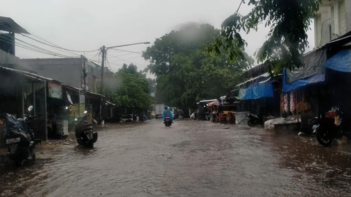 Pedagang Pasar Panjang di Subang Keluhkan Jalan Kerap Tergenang Saat Hujan