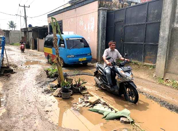 TANAM PISANG: Pengendara melintasi Jalan Cipatik-Ciraden Desa Cipatik, Kecamatan Cihampelas, Kabupaten Bandung Barat (KBB) yang ditanami pohon pisang di tengah jalan, Senin (10/10).EKO SETIYONO/PASUNDAN EKSPRES