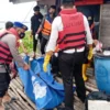 EVAKUASI: Petugas saat melakukan p roses evakuasi korban tewas tenggelam di Waduk Jatiluhur. Foto: Dok Satpolairud Polres Purwakarta. ADAM SUMARTO/PASUNDAN EKSPRES