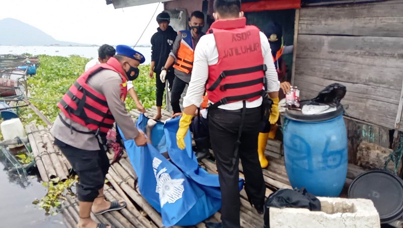 EVAKUASI: Petugas saat melakukan p roses evakuasi korban tewas tenggelam di Waduk Jatiluhur. Foto: Dok Satpolairud Polres Purwakarta. ADAM SUMARTO/PASUNDAN EKSPRES