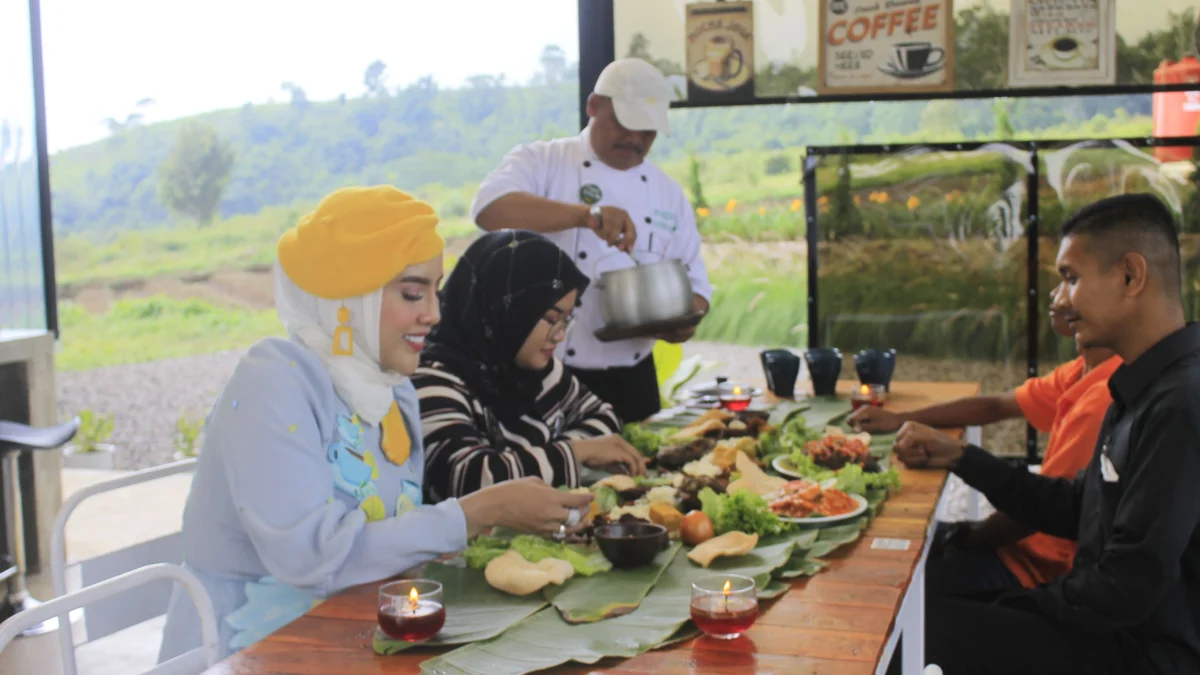 Sensasi Bersantap dan Bersantai di Tengah Kebun Ciater, Liwet Tumpah Menu Ciri Khas Resto