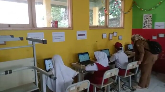 Tak Miliki Komputer, Puluhan Siswa SD di Bandung Barat Numpang ke Sekolah Lain untuk Ikut ANBK