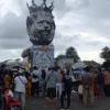 Catatan Harian Dahlan Iskan: Hidup Fanatisme (Tugu Singa Tangguh di Stadion Kanjuruhan Malang yang didatangi banyak orang untuk tabur bunga menyampaikan duka dan berdoa untuk para suporter yang meninggal dunia dalam tragedi.--foto via Disway.id)