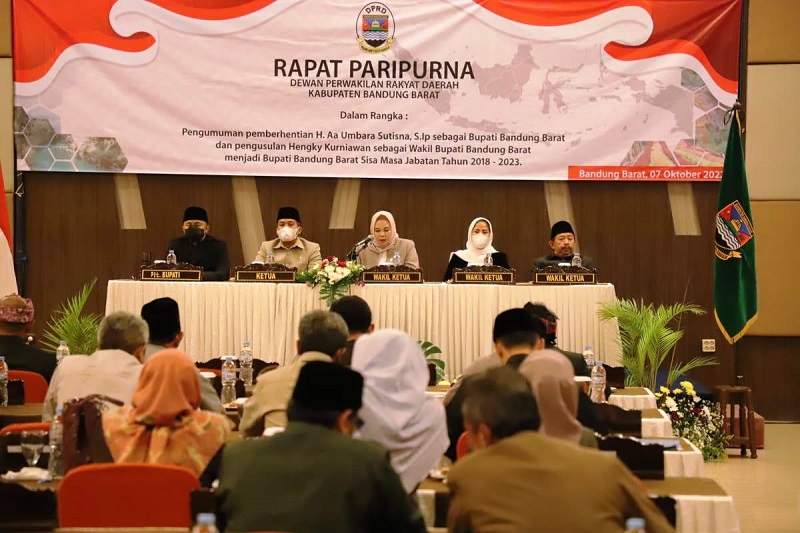 PARIPURNA: Rapat Paripurna DPRD Kabupaten Bandung Barat (KBB) dengan agenda Pembacaan Pengumuman Pemberhentian Aa Umbara Sutisna sebagai Bupati Bandung Barat dan Pengusulan Hengki Kurniawan sebagai Wakil Bupati Bandung Barat menjadi Bupati Bandung Barat Sisa Masa Jabatan Tahun 2018 - 2023.DOK. PORKOPIM SETDA KBB