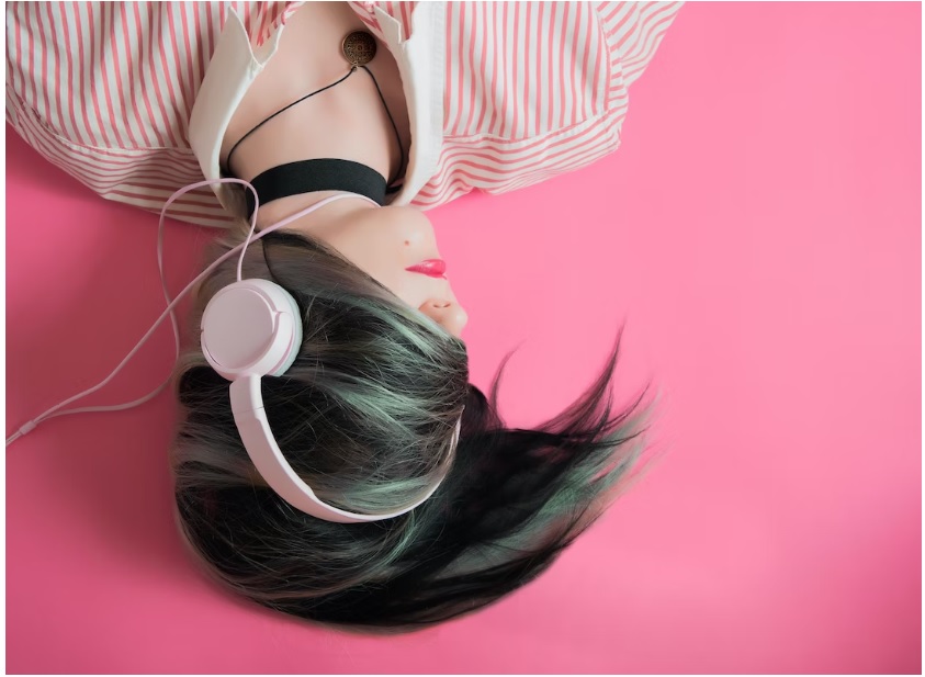 Link Download Lagu MP3 Gratis, Tak Perlu Lagi Hambur Quota, Klik Di sini (ilustrasi mendengarkan musik, via unsplash-Elice Moore)