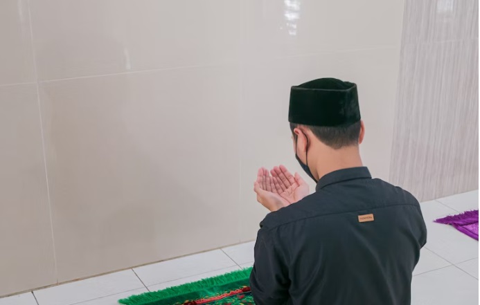 Macam-macam Penyakit Hati Manusia dalam Islam, Lengkap Cara Mengobati (ilustrasi muslim berdoa via unsplash-Masjid Pogung Dalangan)