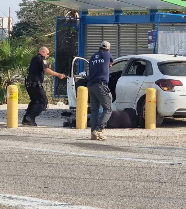 Inilah Video Detik-Detik Polisi Israel Tembaki Pengemudi Palestina di Persimpangan Nabi Musa Junction (foto via Quds News Network)