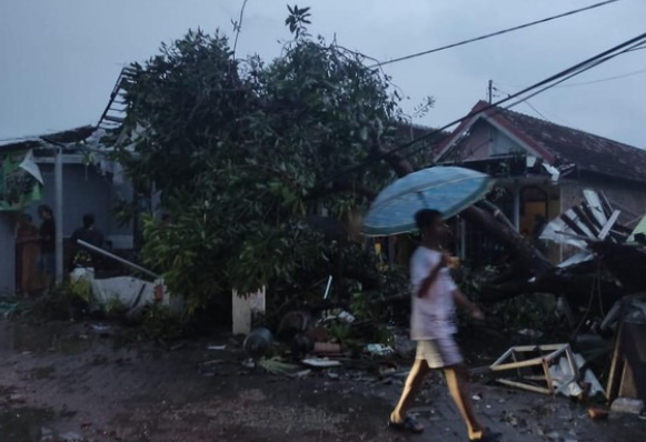 kerusakan oleh puting beliung Sidoarjo