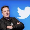 Elon Mask mengunggah meme Twitter sedang berswafoto dengan Twitter itu sendiri.