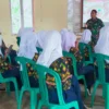 Anggota TNI Kenalkan Kampung Pancasila di Lokasi TMMD Subang 