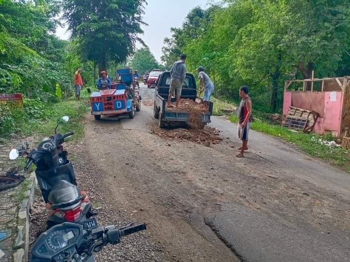 Pemdes Bareng Warga Gotong Royong Perbaiki Jalan Poros Desa Jatimulya Kecamatan Compreng