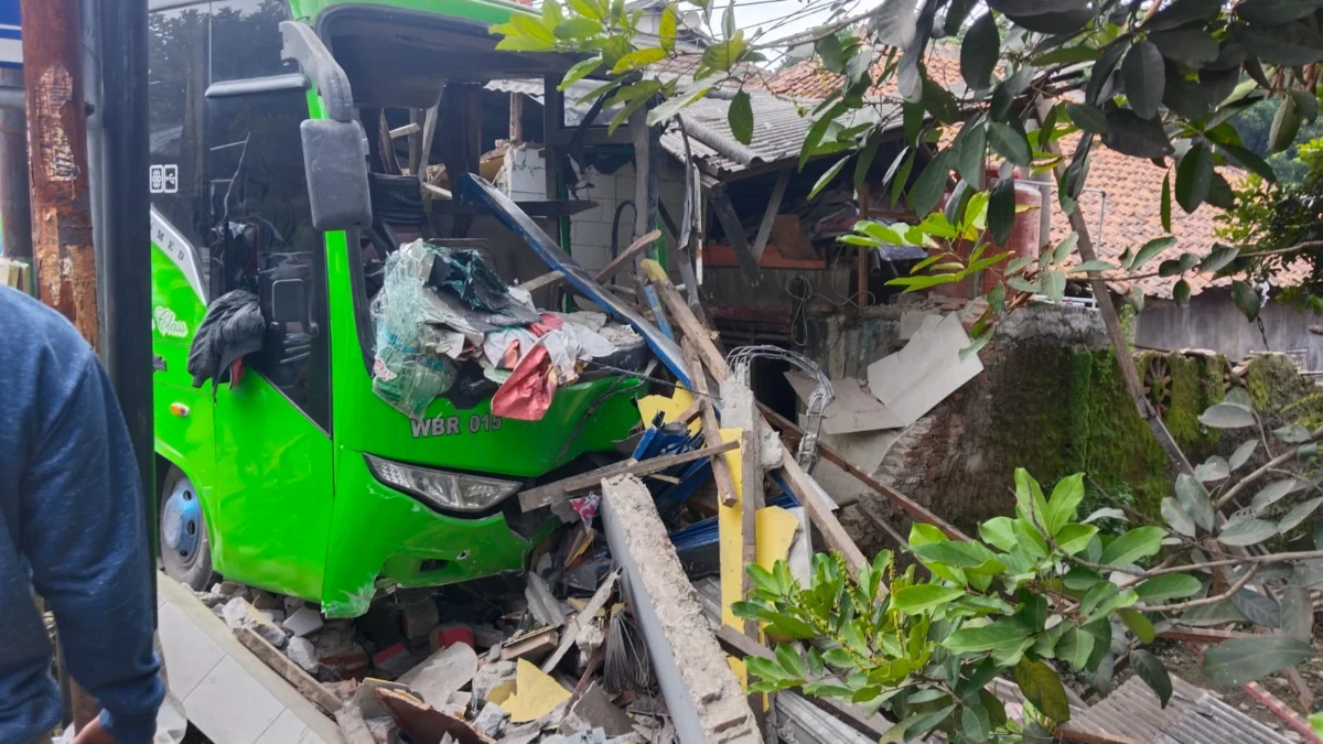 Bus Tabrak Warteg, 4 Korban Dilarikan ke Rumah Sakit