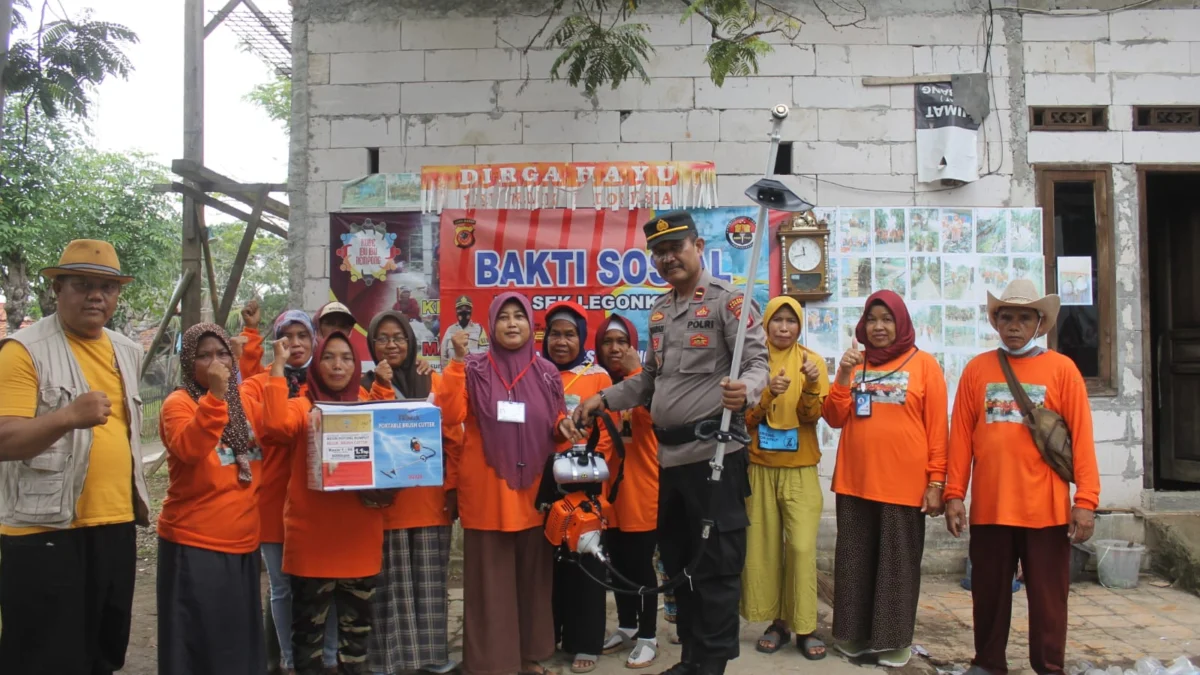 Peduli Kebersihan Lingkungan, Kapolsek Legonkulon Berikan Bantuan Mesin Potong Rumput