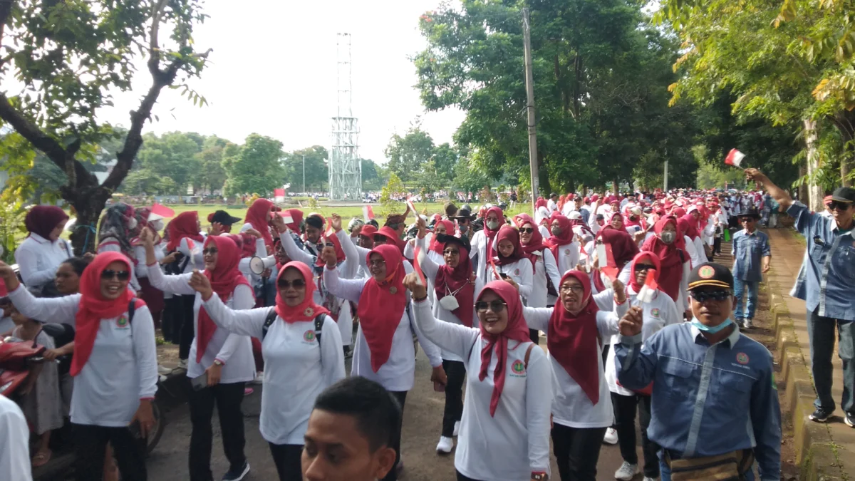 Meriahkan HUT ke-77 PGRI dan Hari Guru Nasional 2022, Ribuan Guru di Subang Ikuti Defile dan Gerak Jalan Santai