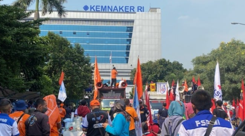 Buruh demo didepan gedung kementrian ketenagakerjaan