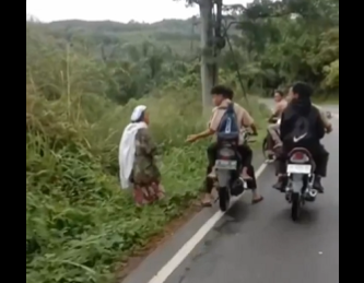 Viral Pelajar Tendang Nenek di Jalan