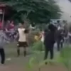 tangkapan layar video viral sepak bola Tarkam ricuh