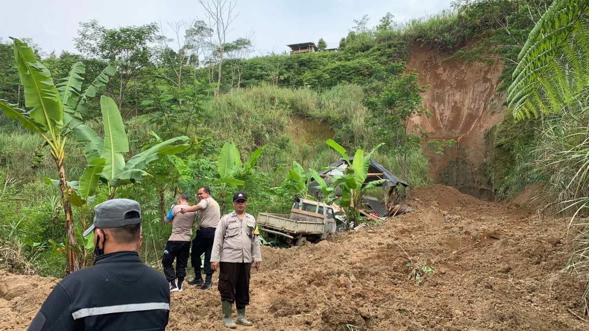 warga di Purwakarta tewas tertimbun longsor saat mencangkul