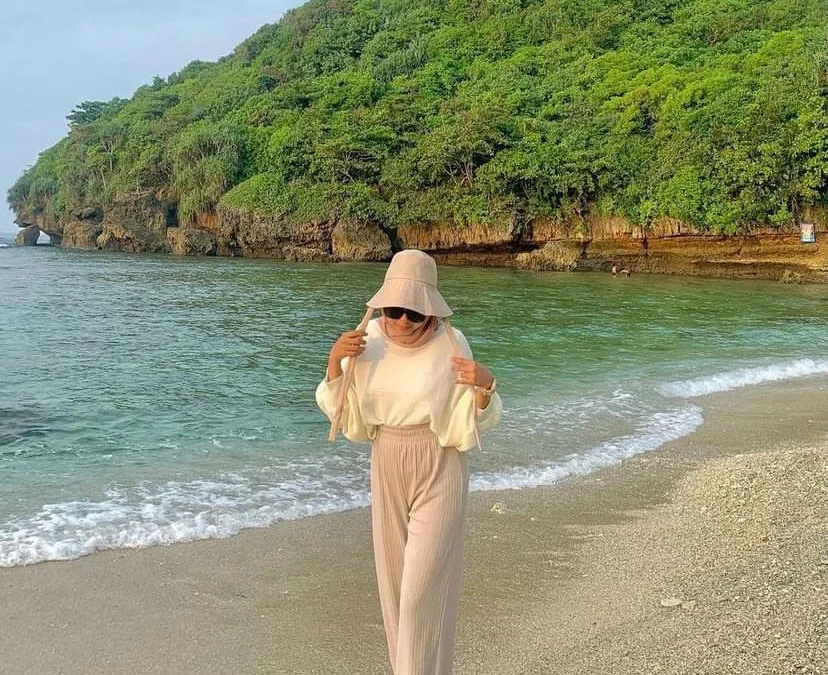 Inspirasi Outfit ke Pantai untuk Hijabers, Nyaman dan Terlihat Cantik!