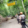 AKSES TERTUTUP: Longsor di Lembang menutup Jalan Maribaya Timur, Desa Cibodas, Kecamatan Lembang, Kabupaten Bandung Barat, Minggu (27/11) sekitar pukul 09.40 WIB.