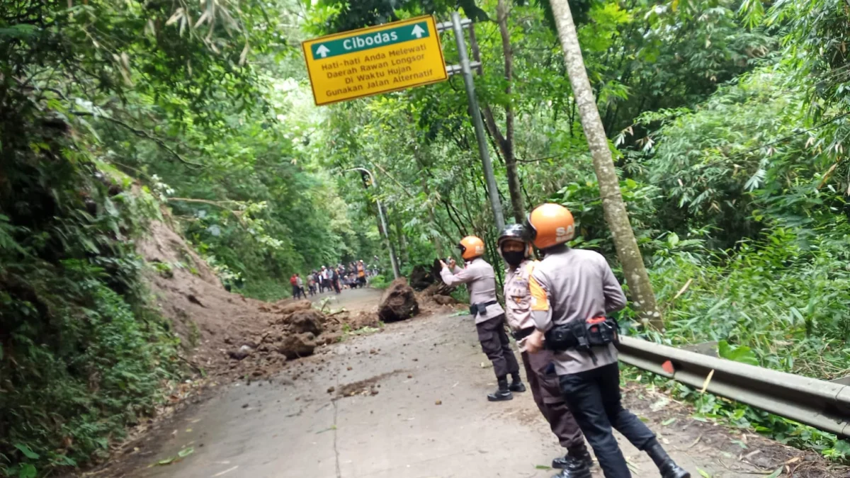 AKSES TERTUTUP: Longsor di Lembang menutup Jalan Maribaya Timur, Desa Cibodas, Kecamatan Lembang, Kabupaten Bandung Barat, Minggu (27/11) sekitar pukul 09.40 WIB.