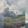 Gunung Semeru erupsi