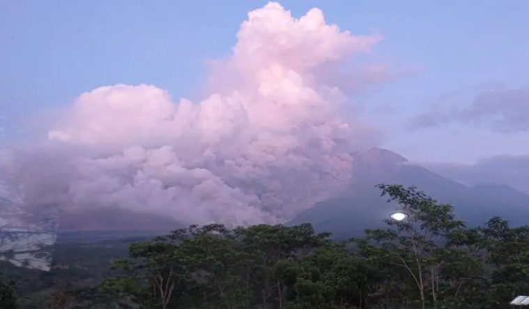 Gunung Semeru erupsi hari ini