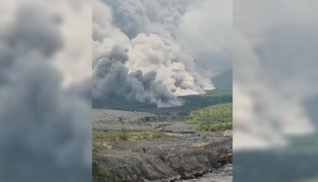 Gunung Semeru erupsi