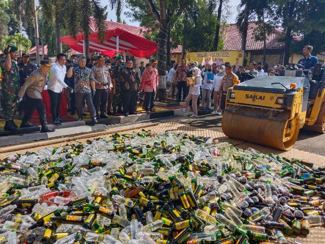 DIGILAS: Alat berat vibro roller saat menggilas ribuan botol miras di Mapolres Purwakarta.ADAM SUMARTO/PASUNDAN EKSPRES