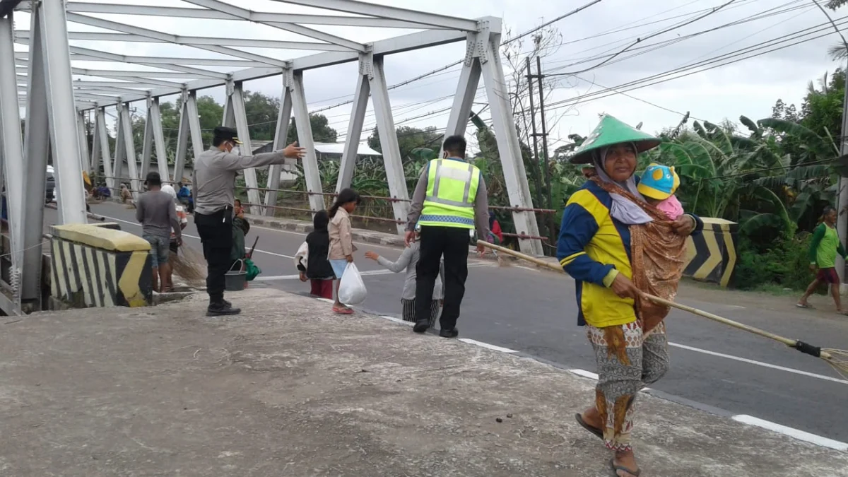 Polsek Pusakanagara Tertibkan Warga Penyapu Uang Koin di Jalur Pantura, Warga Bisa Dapat Uang Rp 100 Ribu Setiap Hari