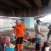 YUGO EROSPRI/ PASUNDAN EKSPRES Kepala satuan pelaksana BPBD Subang saat meninjau pengungsi di fly over Pamanukan