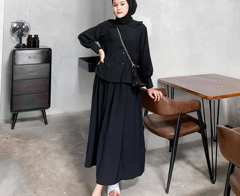 Inspirasi OOTD Baju Polos Hitam Berhijab, Cocok dipakai Ke Semua Acara!