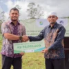 Simbolis Penyerahan Investasi Awal Produktivitas Budidaya Hortikultura oleh Oki Harmawan, Chief Supply Officer EdenFarm kepada Ustadz Muhibudin, Direktur Pondok Pesantren Situwangi, Senin (12/12).