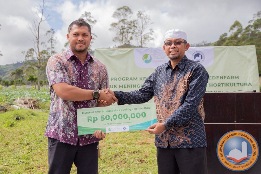 Simbolis Penyerahan Investasi Awal Produktivitas Budidaya Hortikultura oleh Oki Harmawan, Chief Supply Officer EdenFarm kepada Ustadz Muhibudin, Direktur Pondok Pesantren Situwangi, Senin (12/12).