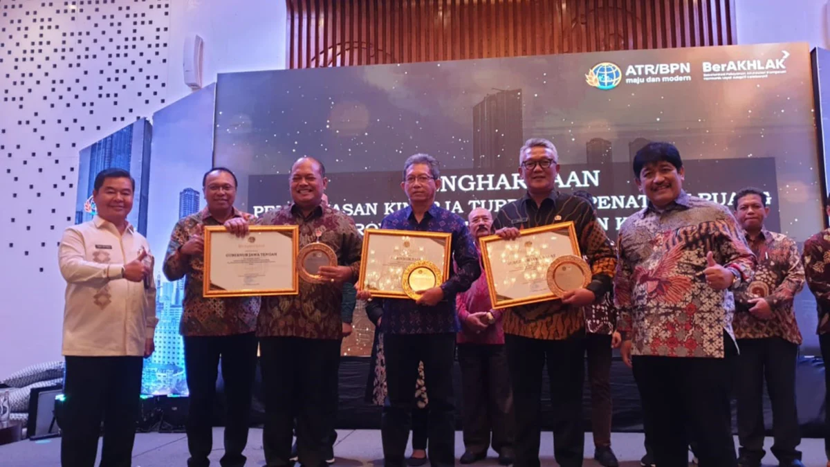 PENGANUGRAHAN: Kepala BMPR Jabar Bambang Tirtoyuliono mewakili Gubernur Jabar, menerima penghargaan Pelaksanaan Pengawasan Penataan Ruang Tahun 2022 dari Kementerian Agraria dan Tata Ruang/Badan Pertanahan Nasional (ATR/BPN) Republik Indonesia.