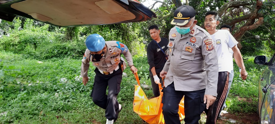 TANPA IDENTITAS: Kapolsek Bungursari Kompol Budi Harto ikut mengevakuasi mayat tanpa identitas berjenis kelamin laki-laki yang ditemukan di Kampung Karangmulya, RT 014/RW 005, Desa Cikopo, Kecamatan Bungursari, Kabupaten Purwakarta.DOK HUMAS POLSEK BUNGURSARI