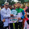 Dua Santri Terima Piala dari Porsadin