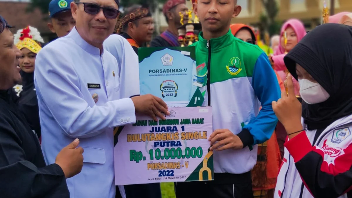 Dua Santri Terima Piala dari Porsadin