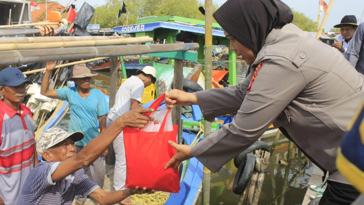 Kapolres Subang Berikan Bantuan Sembako untuk Nelayan Pantura