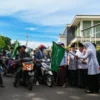 LEPAS KIRAB: Bupati Purwakarta Anne Ratna Mustika saat melepas jemaah Kirab Ziarah Kubro di Halaman Masjid Agung Baing Yusuf.ADAM SUMARTO/PASUNDAN EKSPRES