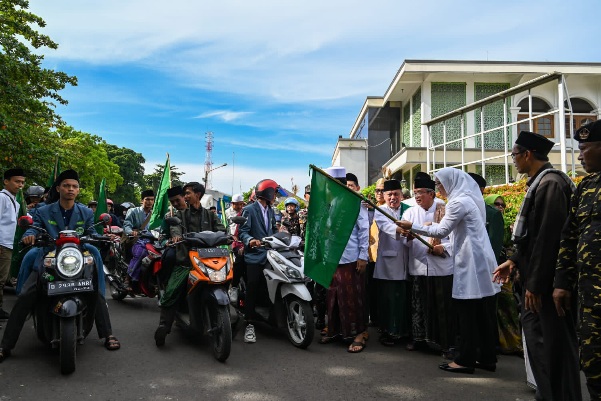 LEPAS KIRAB: Bupati Purwakarta Anne Ratna Mustika saat melepas jemaah Kirab Ziarah Kubro di Halaman Masjid Agung Baing Yusuf.ADAM SUMARTO/PASUNDAN EKSPRES