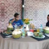 Saung Sarasa Subang, Restoran Harga Terjangkau Paket Komplit, Lengkap 27 Rekomendasi Tempat Makan di Subang Februari 2023 (Saung Sarasa, foto, Sandiaga Uno saat makan siang di saung sarasa)