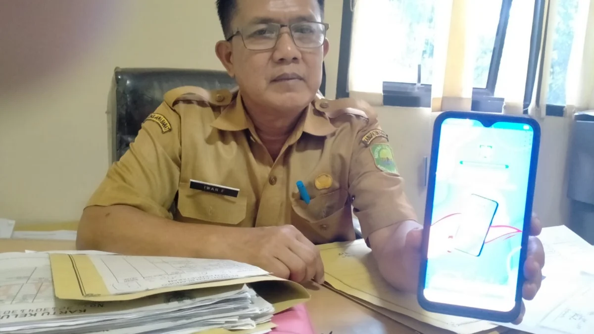 Kepala Bidang Pendaftaran dan Kependudukan Disdukcapil Subang Iwan Firmansyah saat memperlihatkan contoh KTP Digital.