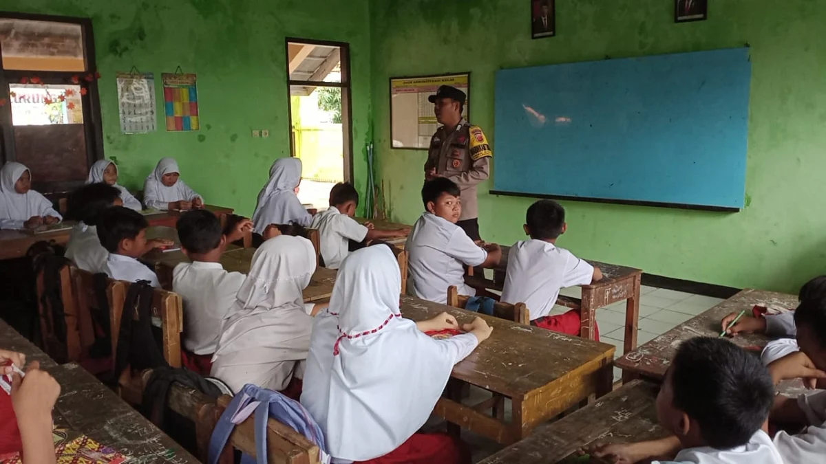 Bhabinkamtibmas di Subang Masuk Sekolah