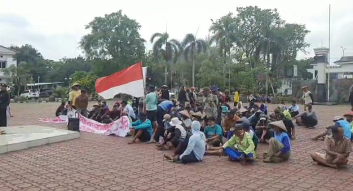 Ratusan Petani di Karawang Gerudug Kantor Bupati, Ini Penyebabnya