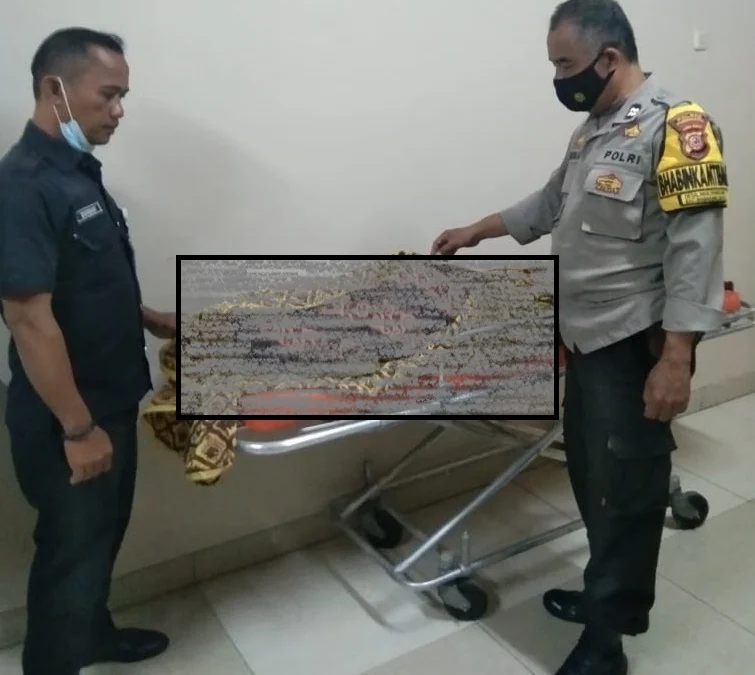 Geng Motor Purwakarta, (foto KORBAN: Petugas Kepolisian dari Polsek Purwakarta Kota saat melakukan pengecekan korban di Rumah Sakit Abdul Radjak Purwakarta.DOK POLSEK PURWKARTA KOTA)