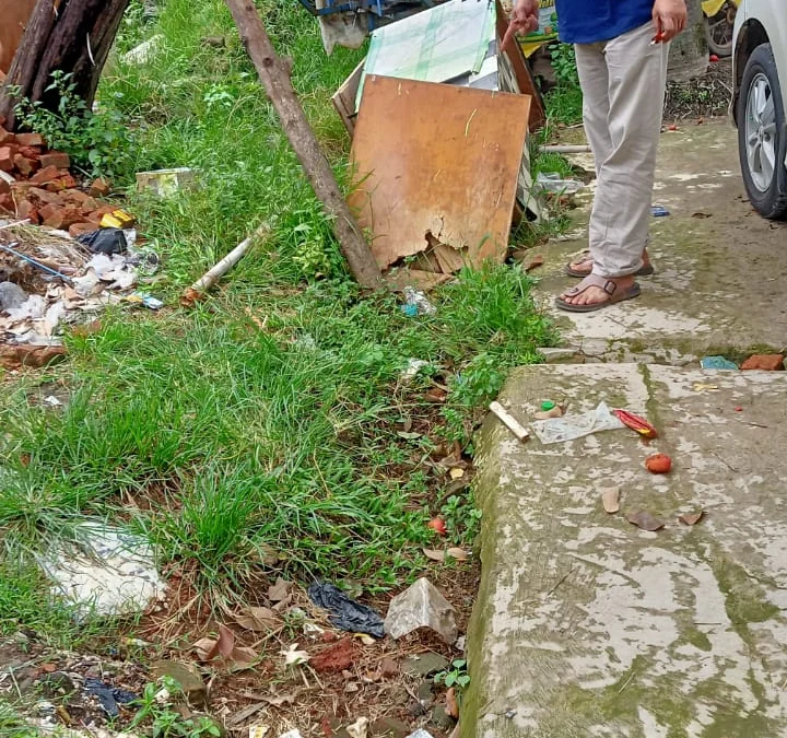 Warga di sepanjang Jalan Ateng Sarton mengeluhkan saluran air yang mampat dan tak terawat yang kerap terjadi banjir cileuncang.