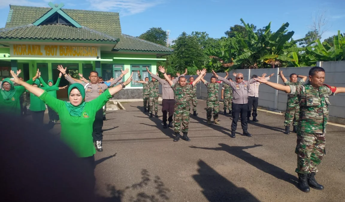 ADAM SUMARTO/PASUNDAN EKSPRES SKJ 88: Jajaran Koramil 1907/Bungursari beserta Persit dan masyarakat sekitar melaksanakan Senam Kesegaran Jasmani (SKJ) 88 untuk menjaga kebugaran dan kesehatan.